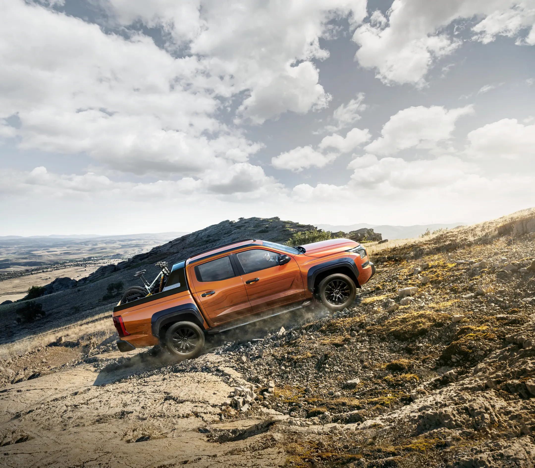 24MY_TR_THE-ALL-NEW_LHD_MV_Hill_proxy_Mitsubishi-1.webp